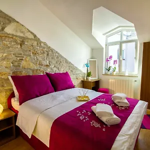 Point 3*, Pula Kroatië